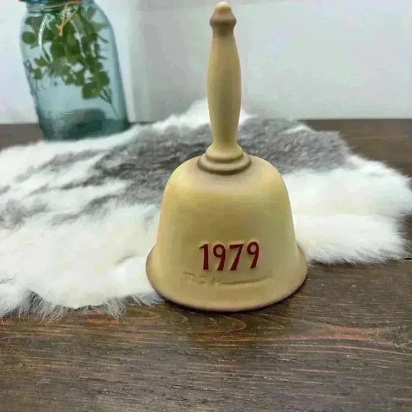 1979 M.J. Hummel 1979 Annual Bell bas-relief girl second‎ edition Goebel Germany - Picture 7 of 10